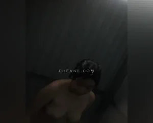 Quay lén em gái phòng bên tắm nhìn trông thèm nứng vcl