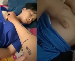 Em sinh viên ngủ say bị bạn trai sờ mó rồi làm thịt