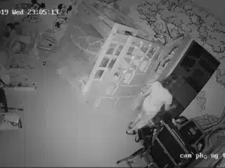 Vợ chồng đang lên cao trào thì mẹ mở cửa phòng đi vào