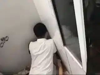 Đi nhậu mà dẫn bạn gái vào phòng vệ sinh chịch nhau bị đám bạn quay lén