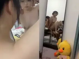 Cặp đôi sinh viên Trung Quốc nện nhau trên ghế