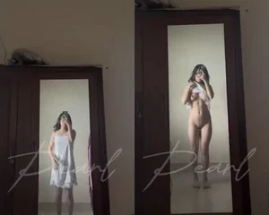 Em gái kính cận show hàng trươc gương